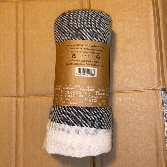 La Gacilly France scarf (100% Acrylic) feels like Cashmere. A101 - Picture 3 of 4